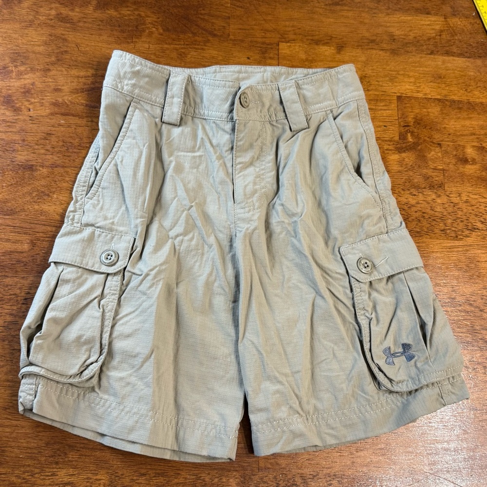 Kids Under Armour tan Cargo Shorts heat gear size small